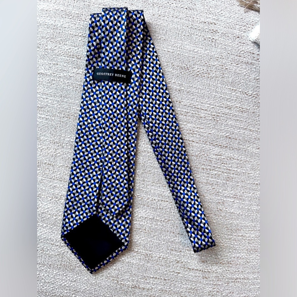 🖤 Geoffrey Beene tie color:  blue,black,gray, excellent condition.